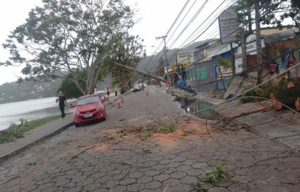 Ir para  <p>A prefeitura de Florian&oacute;polis decretou situa&ccedil;&atilde;o de emerg&ecirc;ncia por causa dos estragos provocados pela passagem do ciclone subtropical na madrugada deste domingo. Os ventos alcan&ccedil;aram...